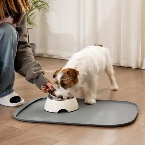 Vista 9 de Tapete de silicona para comida para perros con bolsillo lateral y agujero de gancho, bordes elevados suaves, fácil de limpiar, impermeable, Gris