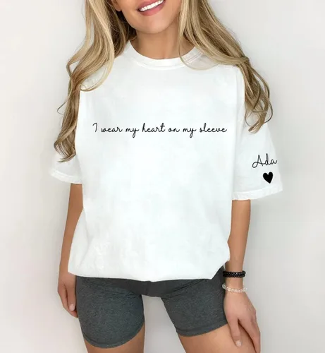 Vista 2 de Camiseta personalizada con texto en inglés "I Wear My Heart On My Sleeve" con nombre de los niños en la manga, para el Día de la Madre, regalo
