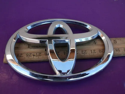 Vista 3 de TOYOTA Accesorios originales 75431-02080 Emblema para puerta trasera