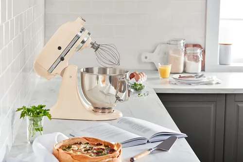 Vista 5 de KitchenAid Artisan Series Batidora de Pie con Cabezal Inclinable de 5 Cuartos con Escudo Vertedor KSM150PS, Crema de Almendra