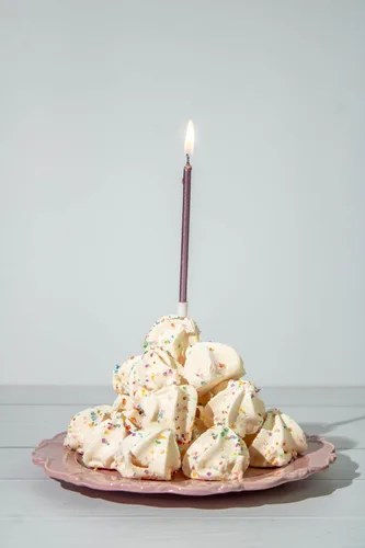 Vista 6 de Krunchy Melts - Galletas de merengue originales - Sabor a pastel de cumpleaños - Merengues - Sin grasa - Sin gluten - Sin nueces - Apto para Keto