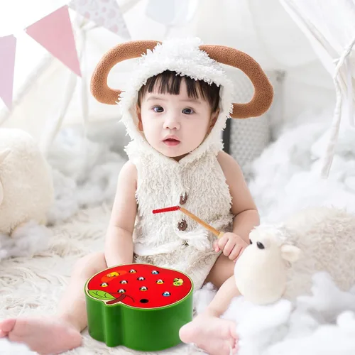 Vista 5 de STOBOK Juguete magnético de manzana, juguete Montessori de madera para habilidades motoras finas, divertido juego de captura de insectos para niños