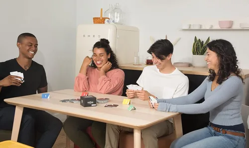 Vista 7 de The Voting Game After Dark Edition – El divertido juego de cartas para adultos sobre descubrir quiénes son tus amigos, perfecto para estudiantes