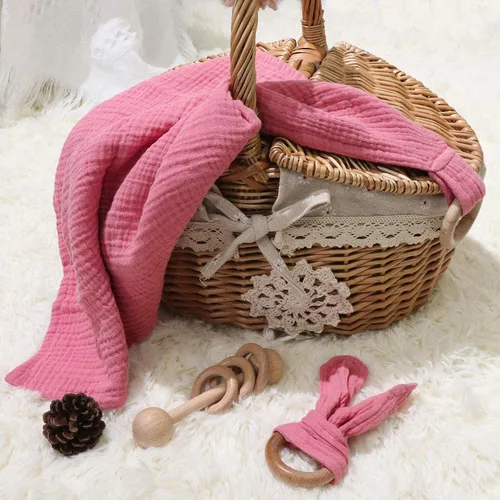 Vista 7 de Baby Lovey, sonajero de madera, paquete de 3 regalos Montessori, rosa coral, algodón, gasa doble, regalo de baby shower