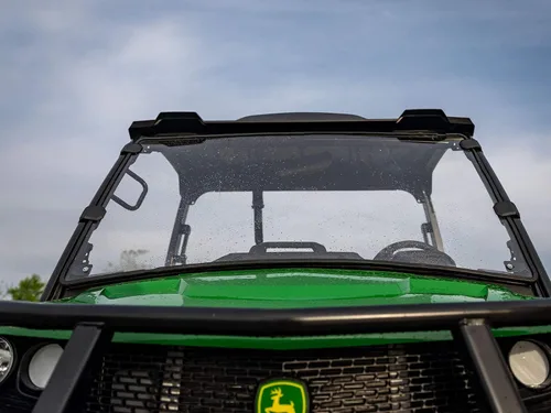 Vista 6 de SuperATV Parabrisas resistente a arañazos de servicio pesado para John Deere Gator XUV 835E / 835M / 865E / 865M de 2018+ Incluye sello
