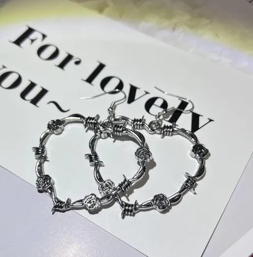 Vista 5 de Aretes de aro góticos de alambre de púas para mujer, aretes góticos de corazón negro, aretes punk grandes y gruesos, aretes colgantes grandes, Zinc