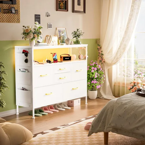 Vista 7 de Cómoda blanca YILQQPER para dormitorio, soporte de TV con 6 cajones, cómoda de dormitorio con enchufes de corriente y luz LED, cómodas de tela