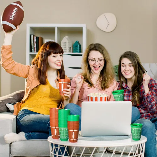 Vista 7 de Nuenen Juego de 24 tazas de plástico de fútbol de 16 onzas, juego de fiesta de fútbol con temática de rugby, taza esmerilada de plástico
