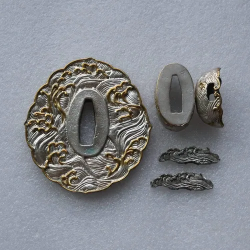 Vista 2 de Espada samurái japonesa Koshirae-Tsuba Fuchi Kashira Menuki Cobre chapado en oro