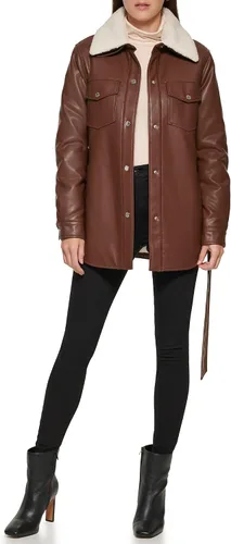 Vista 4 de Kenneth Cole Gabardina moderna de piel sintética con cinturón para mujer