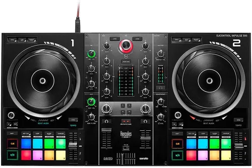Vista 3 de Hercules DJControl Inpulse 500 Controlador de software DJ con auriculares Hercules HDP DJ45 sobre la oreja y paquete de cable mini a RCA de 6 pies