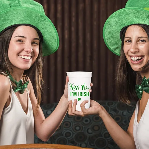 Vista 7 de Kiss Me I'm Irish - Juego de tazas de plástico para el día de San Patricio, 12-16 onzas para recuerdos de fiesta y decoraciones temáticas de trébol