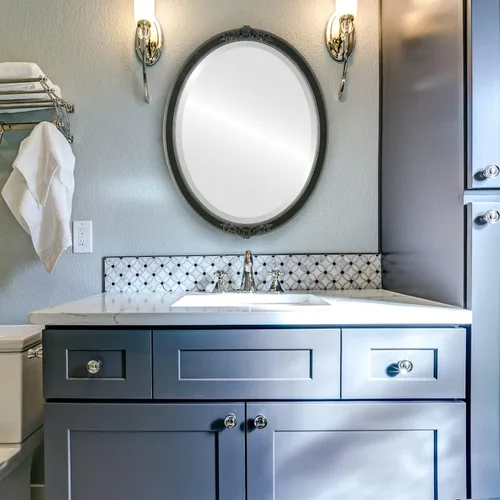 Vista 4 de Espejo de pared biselado ovalado para decoración del hogar, estilo Athena, negro plateado, dimensiones exteriores de 14 x 18 pulgadas