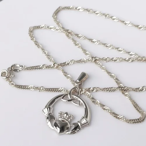 Vista 6 de Collar de plata esterlina 925 irlandés Claddagh - Colgante con nudo celta de trino con cadena de 20 pulgadas - Encanto de corona de corazón