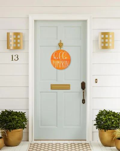 Vista 3 de Letrero de bienvenida de temporada para puerta delantera, con texto en inglés "Hello Pumpkin Orange Fall Action", coronas redondas de madera