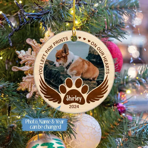 Vista 2 de Huellas de pata que dejaste en nuestros corazones Adorno 2025, Adornos personalizados para perros para árbol de Navidad, Adorno de cerámica