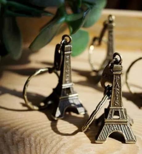 Vista 3 de TANGMENGXI Llavero de la Torre Eiffel favorece el llavero encantador del recuerdo de la decoración 3D, llaveros franceses de los recuerdos