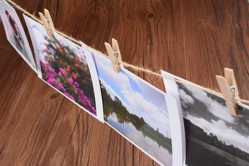 Vista 5 de COOLAKE Alfileres de madera de 1.38 pulgadas, paquete de 100 mini clips de papel fotográfico con cordel de yute de 100 pies para fotos, cuerdas