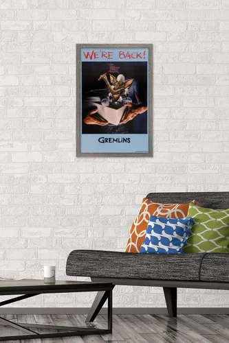Vista 2 de Gremlins - Póster de pared con texto en inglés «We're Back», 22.4 pulgadas de largo x 14.7 pulgadas de ancho, versión enmarcada de madera de granero