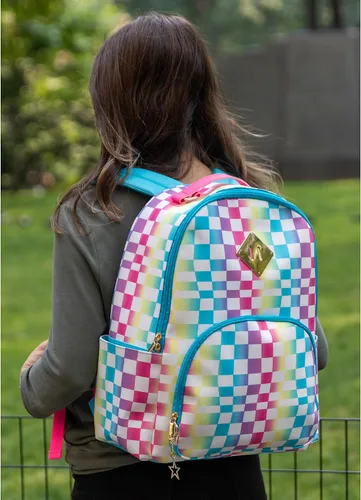 Vista 7 de Emma & Chloe Mochilas de vinilo impermeables para viajar y viajar al trabajo, Tablero de ajedrez arcoíris, Mochila casual