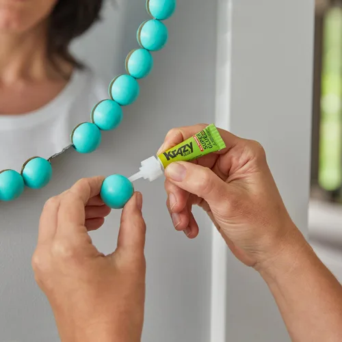 Vista 4 de Krazy Glue Gel de Superpegamento Multiusos con Punta de Precisión, Tubo de 2g, Fórmula de Gel de Secado Rápido Sin Goteo para Reparaciones