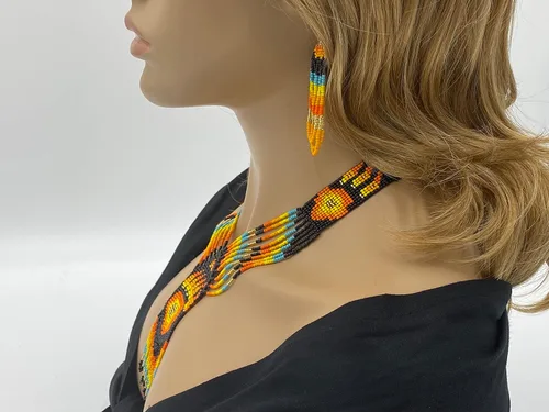 Vista 4 de Conjunto de joyería de diseño de pata de oso y tortuga Collar, aretes, pulsera hecha a mano