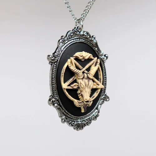 Vista 4 de Collar con dije de camafeo baphomet satánico de cabeza de cabra envejecida sobre negro en acabado plateado Metal