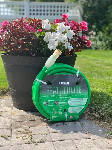 Vista 5 de Flexon Featherlite - Manguera de jardín ultra flexible segura para agua potable de 5/8 pulgadas x 25 pies, resistente, resistente a las torceduras