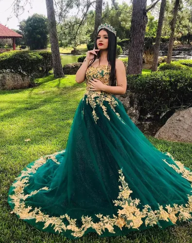 Vista 5 de XYAYE Vestido de quinceañera de tul brillante para mujer, vestido de fiesta con flores en 3D, vestidos sin tirantes de encaje dorado dulce 15 16