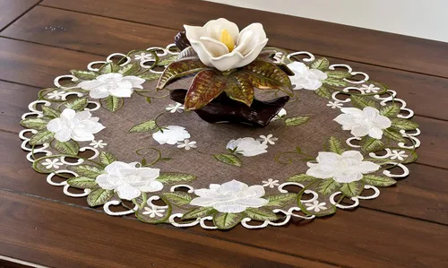 Vista 2 de Hermoso diseño floral de magnolia blanca y hojas verdes bordadas en lino de poliéster marrón redondo de 23 pulgadas o 33 pulgadas