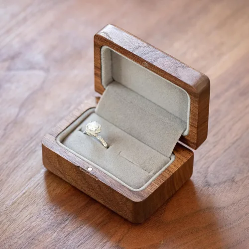 Vista 3 de muso wood Caja de anillo hecha a mano, pequeña caja rectangular para propuestas, caja de anillos de nogal para bodas, mini caja de anillo