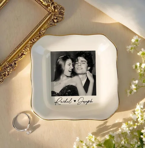 Vista 5 de UrbanNEST Plato de cerámica personalizado para parejas, recuerdo de retrato personalizado, regalo de aniversario para él y ella, regalo único