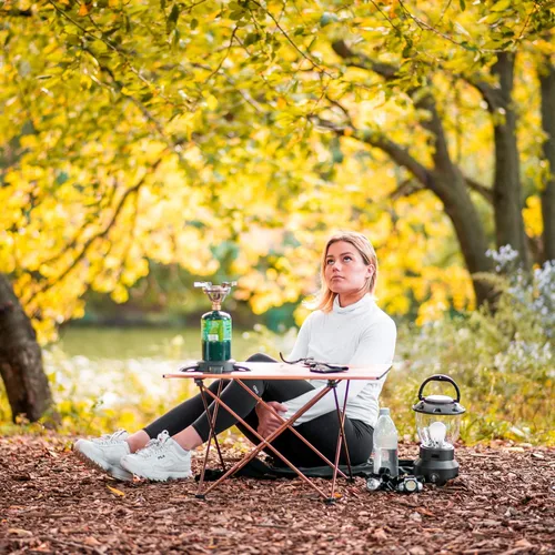 Vista 2 de Alpcour Mesa de camping portátil – Mesa auxiliar plegable ligera y compacta en una bolsa con parte superior de aluminio y bisagra resistente para un