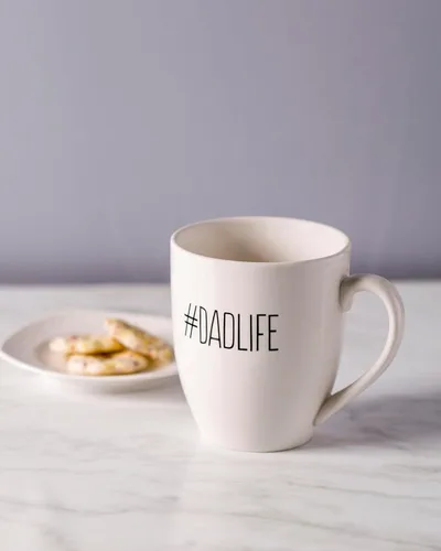 Vista 8 de Pearhead #DadLife - Taza para el día del padre, regalo para nuevos padres, regalo de niños, apto para lavavajillas y microondas, grande