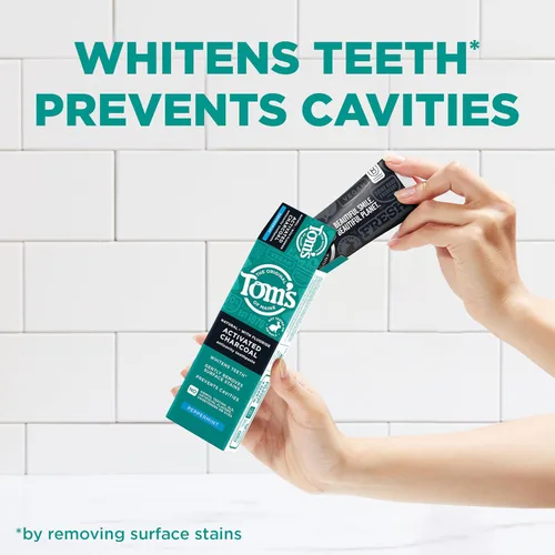 Vista 2 de Tom's of Maine Pasta de dientes con flúor de carbón activado, paquete de 3, 4 onzas Peppermint, Natural, Whitens Teeth, Gently Removes Surface