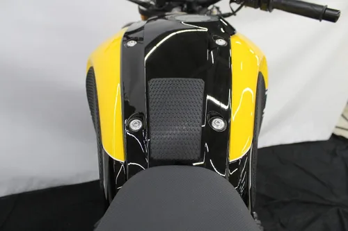 Vista 3 de TechSpec Puños para tanque Gripster - Compatible con YAMAHA XSR900 (2017 - ACTUAL) - 62-4016-SS - SnakeSkin