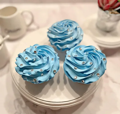 Vista 5 de Juego de 3 cupcakes falsos para tartas artificiales, hechas a mano por Dezicakes, cupcakes artificiales Azul