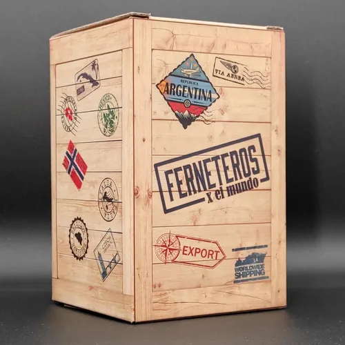 Vista 3 de Vaso Fernet con forma de botella cortada en caja decorativa, capacidad de 23.6 fl oz, 700 cc, incluye posavasos