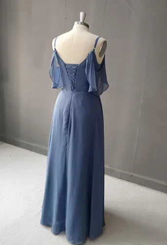 Vista 3 de Vestidos de dama de honor de gasa con tirantes delgados, con abertura, acampanado, manga fluida, cintura cruzada, plisado, vestido largo