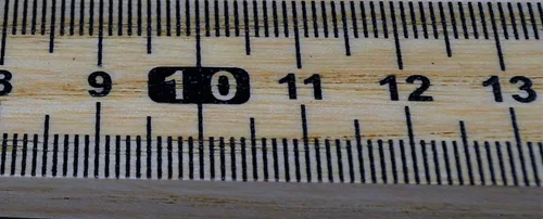 Vista 4 de EISCO Palillo medidor de doble cara - Barra métrica de madera dura, lectura horizontal y extremos metálicos protectores