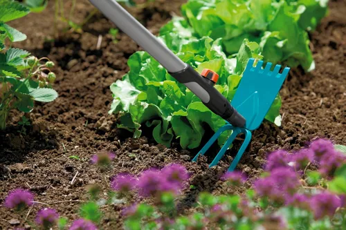 Vista 6 de Gardena combisystem Azada de jardín: Azada con hoja recta, 3 púas, 3.5 in de ancho de trabajo, acero fabricado con revestimiento termoendurecible