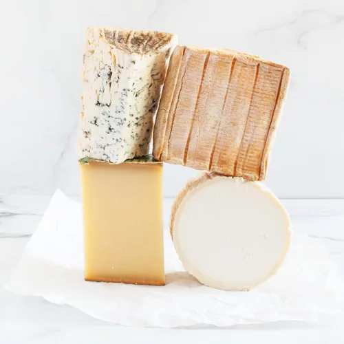Vista 6 de igourmet Surtido de quesos franceses para conocedores, incluye queso francés Tomme de Savoie, Nutty Comte, Camembert francés y Fourme d'Ambert
