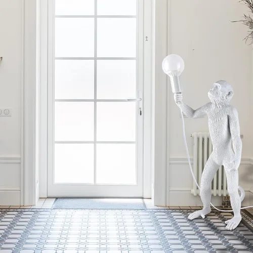 Vista 6 de Moderna lámpara de mesa de resina con forma de mono, lámpara de escritorio, lámpara de animales, luz LED de cabecera para decoración del hogar, sala