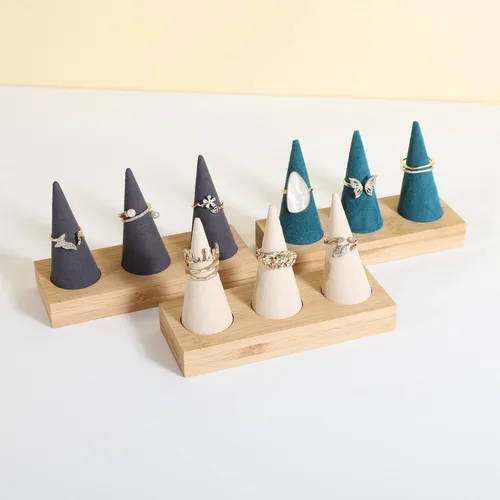 Vista 3 de GemeShou Soporte de anillo de madera blanca, soporte de anillo de terciopelo para joyas, bonito soporte de exhibición de anillos para vender