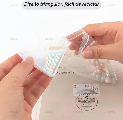 Vista 4 de AUEAR, Bandejas de clasificación de cuentas de plástico para proyectos de joyería de bricolaje (blanco, paquete de 30 triángulos)