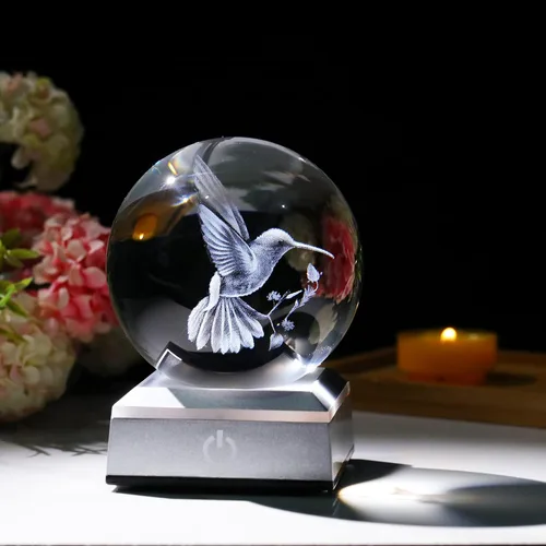 Vista 4 de Bola de cristal 3D grabada con colibrí en 3D con base LED colorida, esfera de vidrio de 8 cm, ideas para decoración del hogar y regalos para amigos