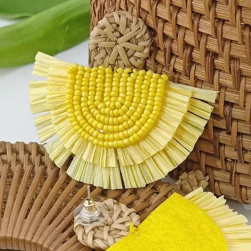 Vista 3 de COIRIS Aretes bohemios con flecos y borlas largas colgantes de rafia para mujer