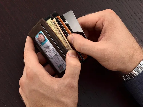 Vista 3 de Cartera compacta de manga RFID de cuero minimalista con clip de dinero 10 tarjetas