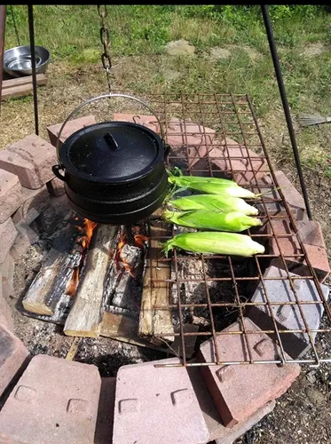 Vista 3 de Cuisiland Olla de caldero Potjie de hierro fundido de 8.5 cuartos con tapa y 3 patas, olla pre-sazonada estilo sudafricano para cocinar al aire