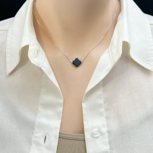 Vista 2 de Collar de trébol de ónix negro para mujer, cuentas de trébol de ónix negro en cadena de plata de ley, collar de gargantilla de buena suerte